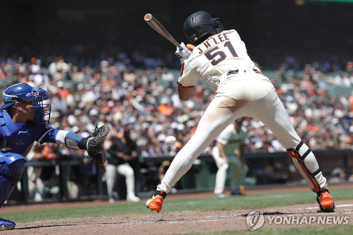 <b>이정후</b>, 시즌 14호 <b>2루타</b>에 볼넷 2개로 3출루 <b>맹활약</b>