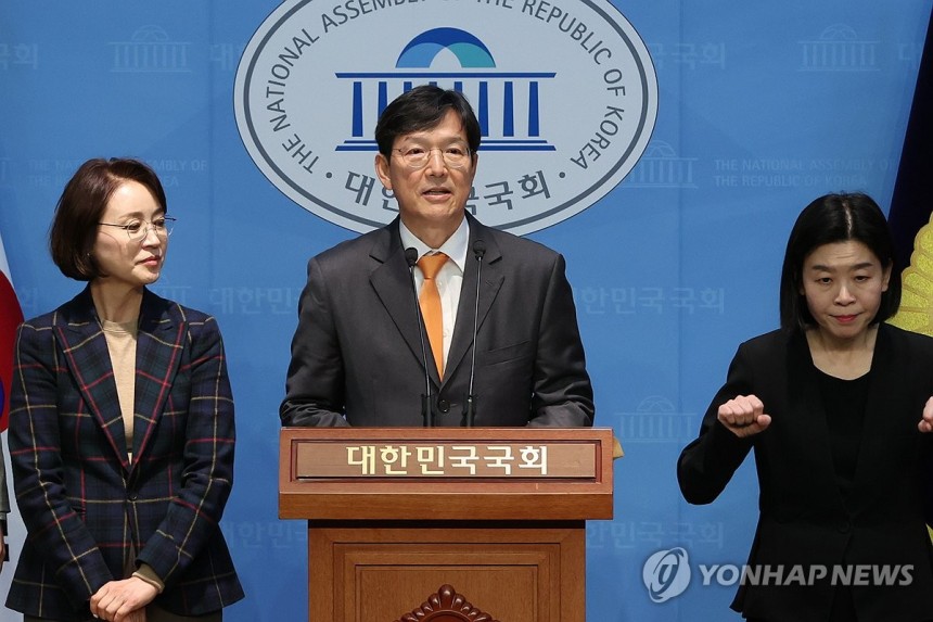 개혁신당 '조기대선' 후보 이준석 확정
(서울=연합뉴스) 김주성 기자 = 개혁신당 함익병 선거관리위원장이 18일 서울 여의도 국회 소통관에서 조기 대선의 개혁신당 대선 후보로 이준석 의원을 선출한 투표결과를 설명하고