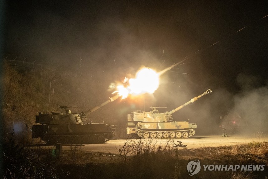 육군, '야간 해상사격 훈련' 실시
(서울=연합뉴스) 육군 3군단이 지난 16일부터 17일까지 강원도 고성 해안 일대에서 '야간 해상사격 훈련'을 실시했다고 18일 밝혔다. 사진은 22보병사단 소속 K55A1자주포가