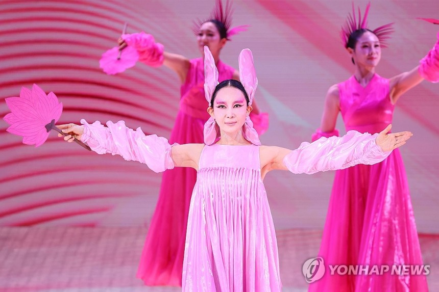 정식 무용수로 데뷔한 채시라
(서울=연합뉴스) 진연수 기자 = 8일 오후 서울 중구 국립정동극장에서 열린 개관 30주년 기념 전통연희극 '단심'(單沈) 프레스콜에서 정식 무용수로 데뷔한 배우 채시라가 주요 장면을 시