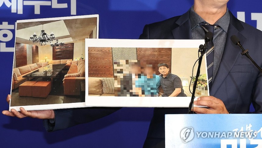 민주당, "지귀연 판사 유흥업소 접대 의혹" 사진 공개
(서울=연합뉴스) 김주형 기자 = 더불어민주당 노종면 선대위 대변인이 19일 서울 여의도 당사에서 "윤석열 전 대통령의 내란 혐의 사건 재판장인 지귀연 서울중앙
