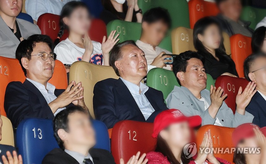 尹, 대선 13일 앞두고 부정선거 주장 영화 관람