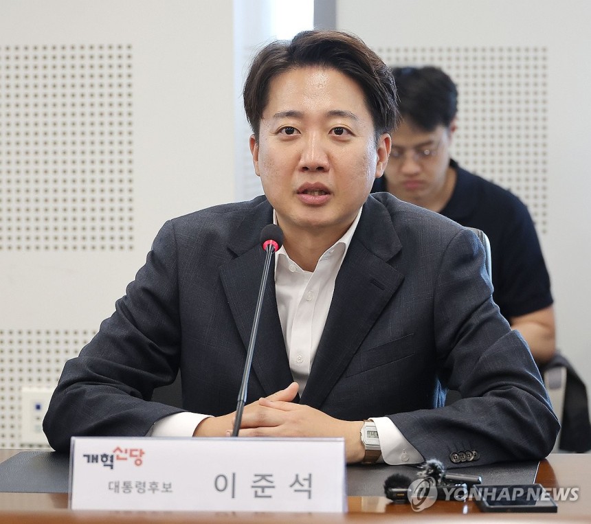 성남의료원 방문한 이준석 대선 후보
(성남=연합뉴스) 류영석 기자 = 개혁신당 이준석 대선 후보가 21일 경기 성남의료원에서 한호성 원장과 간담회를 하고 있다. 2025.5.21 ondol@yna.co.kr