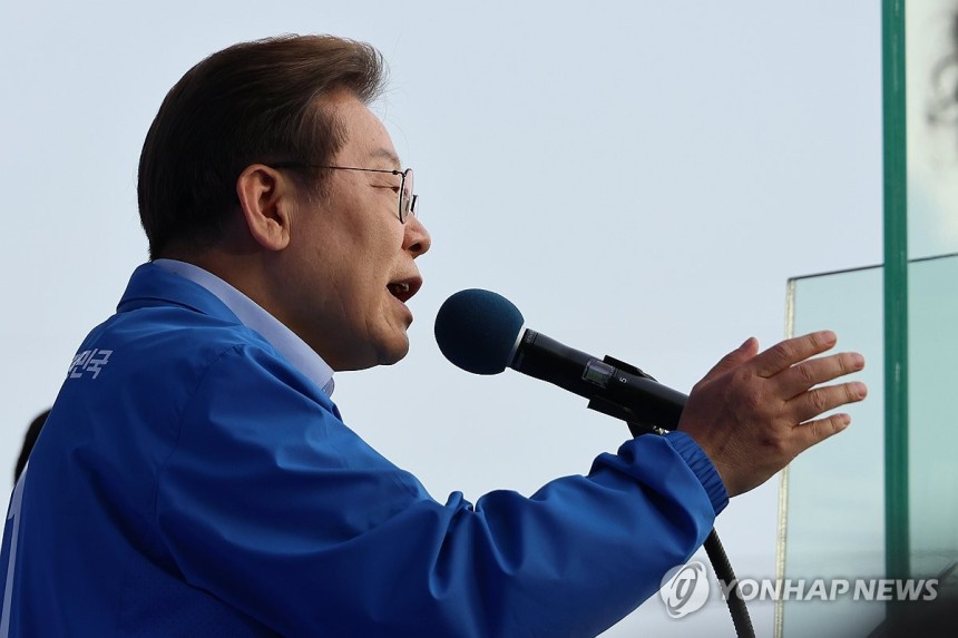 '안방' 인천 계양구 유세하는 이재명 후보
(인천=연합뉴스) 김주성 기자 = 더불어민주당 이재명 대선 후보가 21일 자신의 지역구인 인천광역시 계양역 앞 유세에서 시민들에게 지지를 호소하고 있다. 2025.5.21 