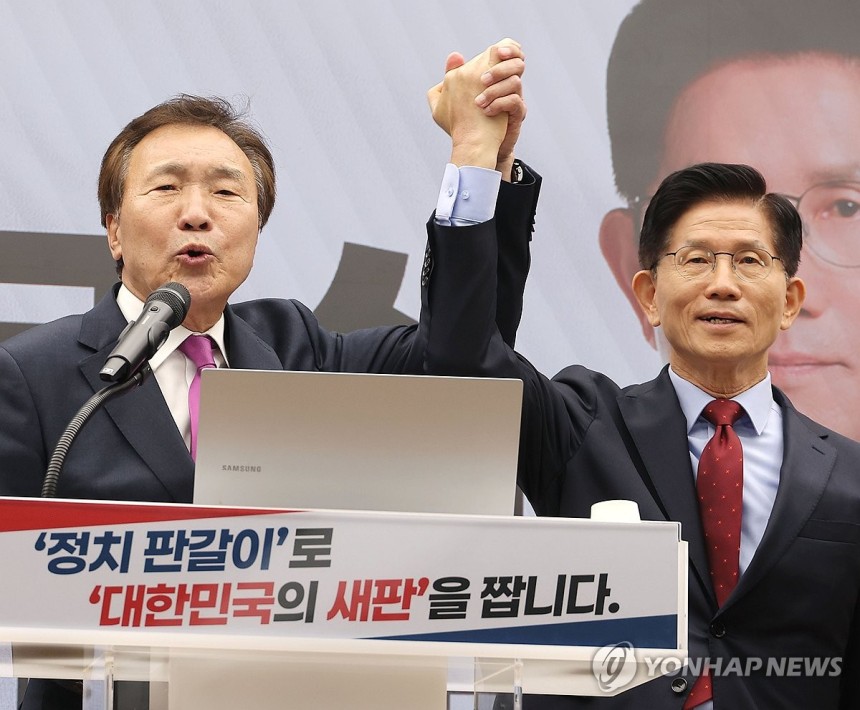 김문수 후보 손 들어주는 손학규 전 대표
(서울=연합뉴스) 류영석 기자 = 손학규 전 민주당·바른미래당 대표가 22일 서울 여의도 국민의힘 중앙당사에서 열린 정치개혁 관련 긴급 기자회견에서 국민의힘 김문수 대선 후보