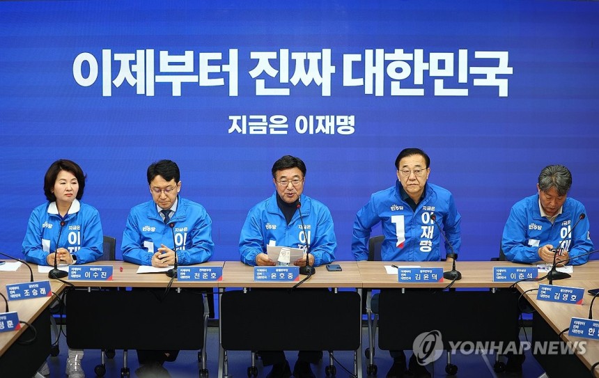 더불어민주당 중앙선대위 총괄본부장단 회의
(서울=연합뉴스) 서대연 기자 = 더불어민주당 윤호중 중앙선대위 총괄본부장이 22일 서울 여의도 당사에서 열린 제6차 총괄본부장단회의에서 발언하고 있다. 2025.5.22 d