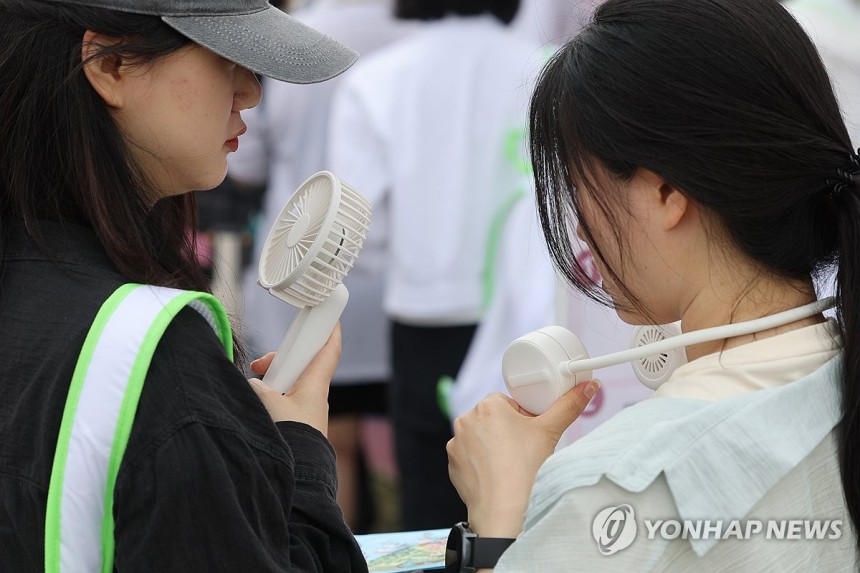 연일 무더운 날씨
(서울=연합뉴스) 임화영 기자 = 더운 날씨가 이어진 22일 서울 용산구 노들섬에서 열린 체험형 뷰티&헬스(Beauty&Health) 축제 '2025 올리브영 페스타'에서 참관객들이 휴대용 선풍기로
