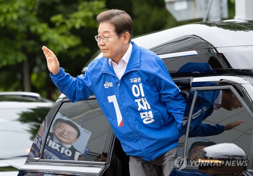 양산 집중유세 현장 도착한 이재명 후보 (양산=연합뉴스) 김인철 기자 = 더불어민주당 이재명 대선 후보가 22일 경남 양산워터파크공원에서 열린 집중유세 현장에 도착해 하차하고 있다. 2025.5.22 [공동취재] y