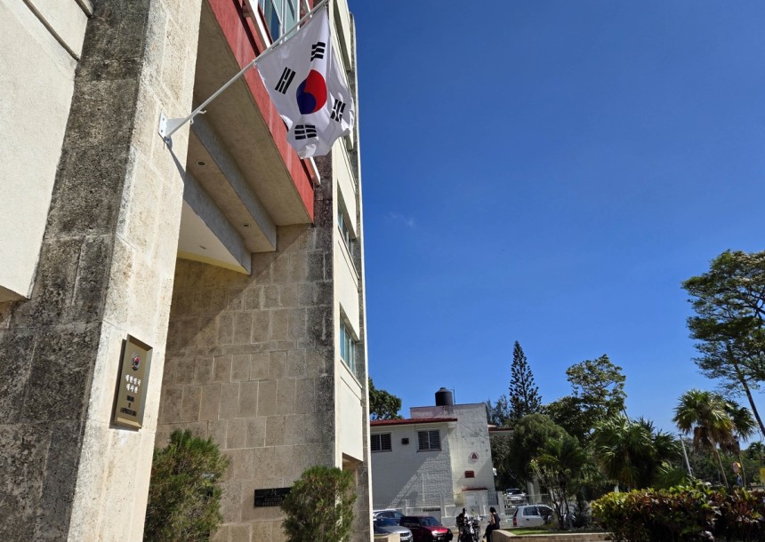 주쿠바 한국대사관 외벽에 붙은 태극기(2025년 2월 14일 촬영)
[촬영 이재림 특파원]