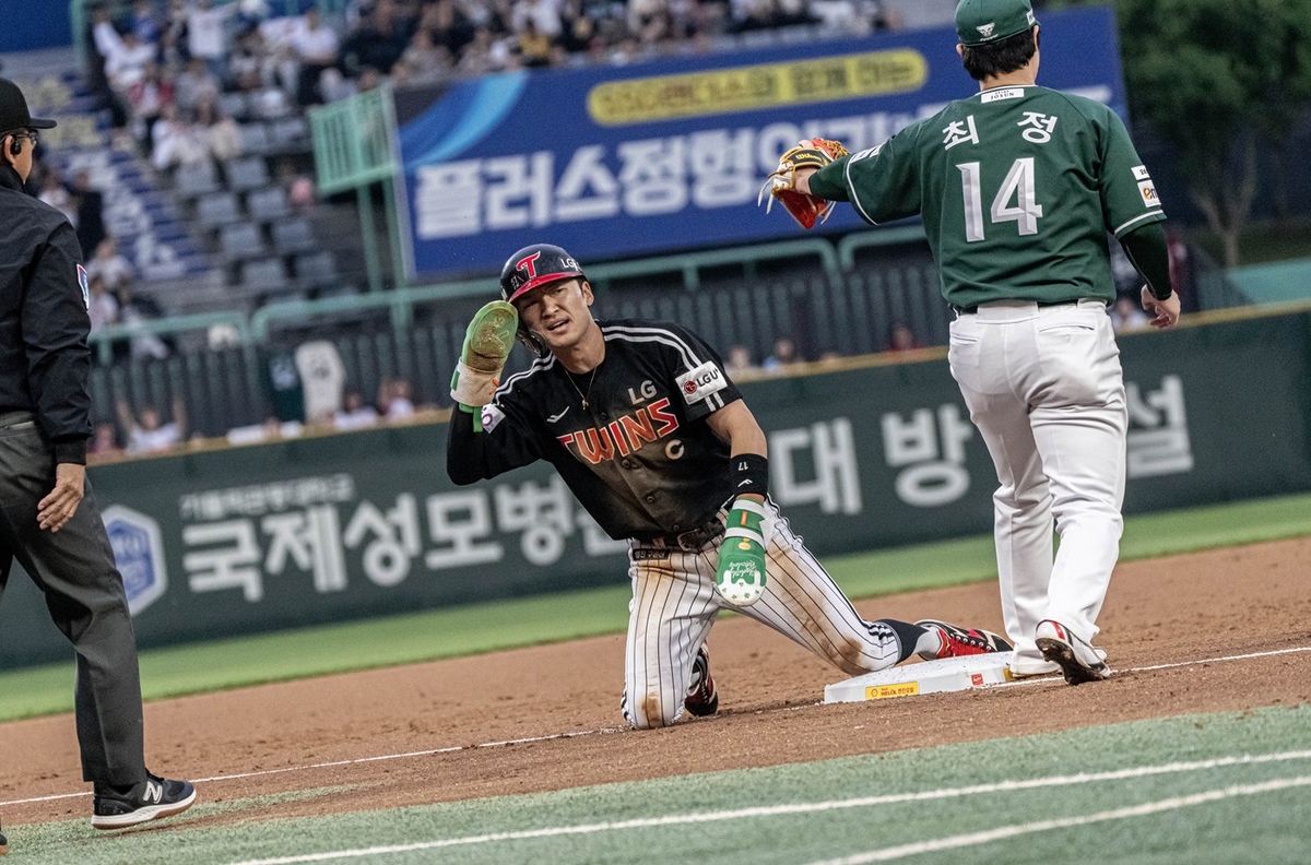 <b>염경엽 감독</b> 600승 고지…LG, SSG 잡고 선두 질주