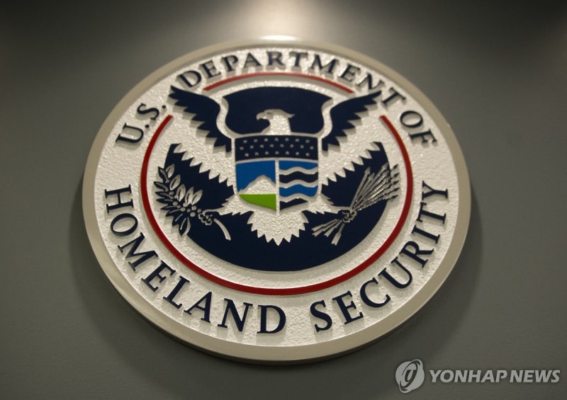 <b>트럼프</b> 행정부, <b>유학생 비자 박탈</b> 일시 중단…법원 명령