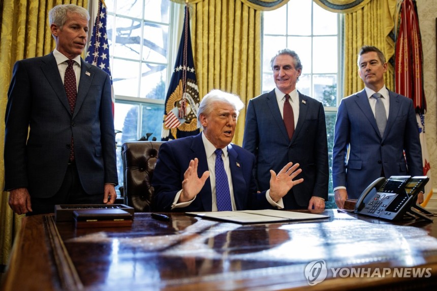 도널드 트럼프 미국 대통령 양 옆에 서 있는 크리스 라이트(왼쪽 첫 번째) 에너지부 장관과 더그 버검(세 번째) 내무부 장관.

[UPI=연합뉴스]
