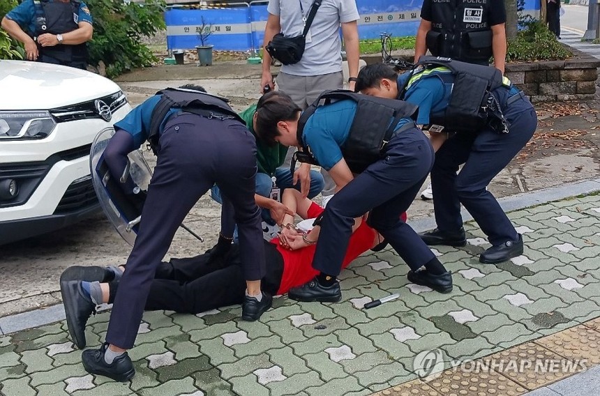 흉기 난동 범죄 대비 기동훈련 실시하는 경찰
[연합뉴스 자료사진·세종경찰청 제공. 재판매 및 DB 금지] 