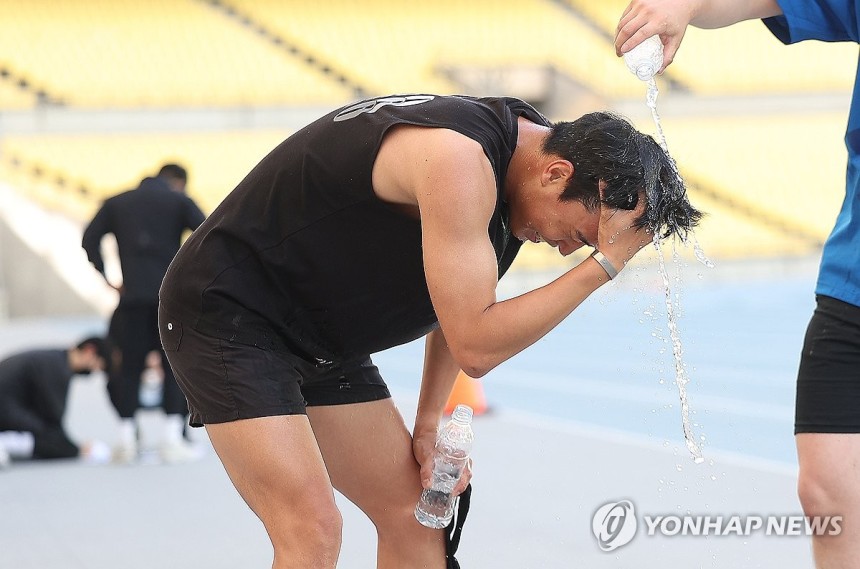 물로 식혀보는 5월의 더위 (대구=연합뉴스) 윤관식 기자 = 대구 낮 최고기온이 33.4도까지 오른 20일 대구스타디움에서 열린 대구시 재난안전기동대 채용 체력 검정을 마친 한 응시자가 시원한 물로 세수하고 있다.