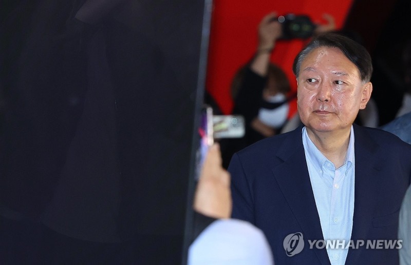 [2보] 경찰 "<b>경호처 비화폰 서버</b>기록·尹휴대전화 확보"