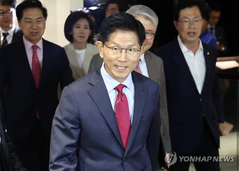 김문수, <b>주한미군</b> 감축 보도에 "李, 과거 '점령군' <b>발언</b> 사과해야"