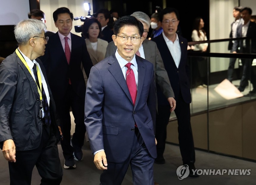 김문수 후보, 국가와 민족을 위한 조찬기도회 참석
(서울=연합뉴스) 윤동진 기자 = 국민의힘 김문수 대선 후보가 23일 중구 더플라자호텔 서울에서 열린 2025년 제3회 국가와 민족을 위한 조찬기도회에 참석하고 있다