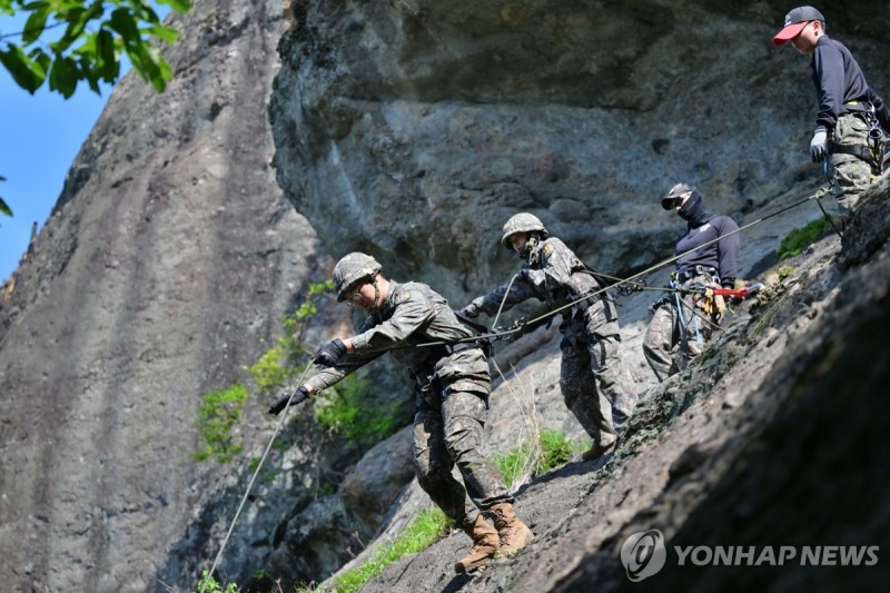 전면하강 훈련하는 <b>육군</b>보병학교 <b>신임장교</b>들