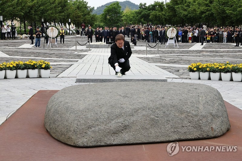 <b>이재명</b> 후보, <b>노무현</b> 전 대통령 <b>묘역 참배</b>