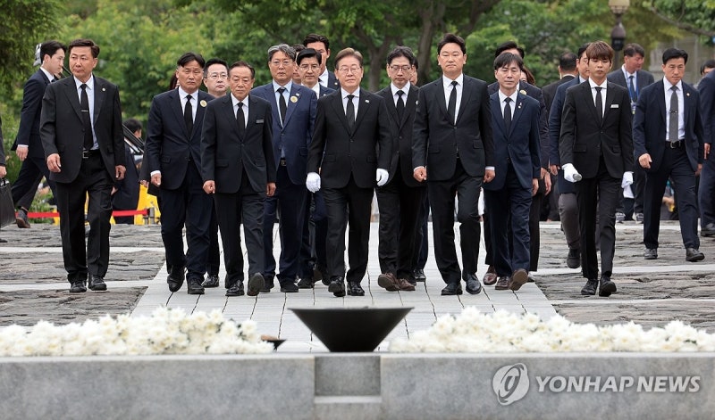 <b>이재명</b> 후보, <b>노무현</b> 전 대통령 <b>묘역 참배</b>