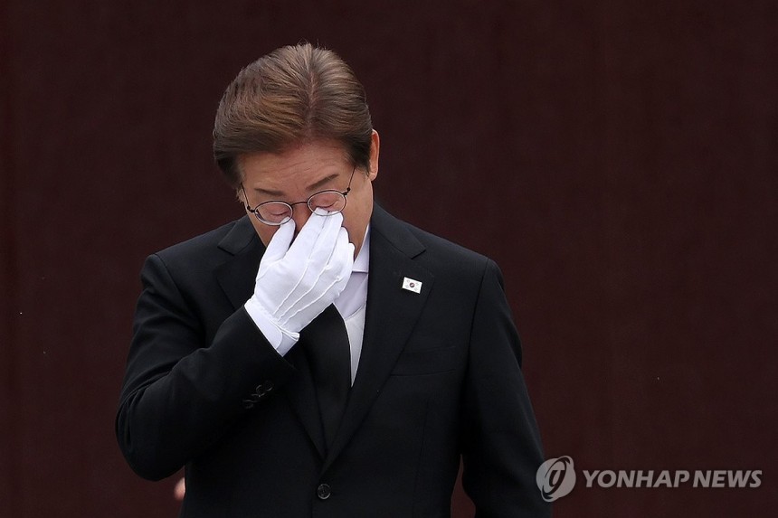눈물 훔치는 이재명 후보
(김해=연합뉴스) 김인철 기자 = 더불어민주당 이재명 대선 후보가 23일 경남 김해시 진영읍 봉하마을을 방문해 노무현 전 대통령 묘역 참배 및 헌화를 마친 뒤 눈물을 훔치고 있다. 2025.