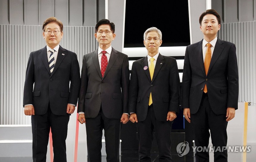 제21대 대통령 선거 2차 후보자 토론회 기념 촬영
(서울=연합뉴스) 더불어민주당 이재명·국민의힘 김문수·민주노동당 권영국·개혁신당 이준석 대선후보가 23일 서울 영등포구 여의도 KBS 스튜디오에서 열린 제21대 대