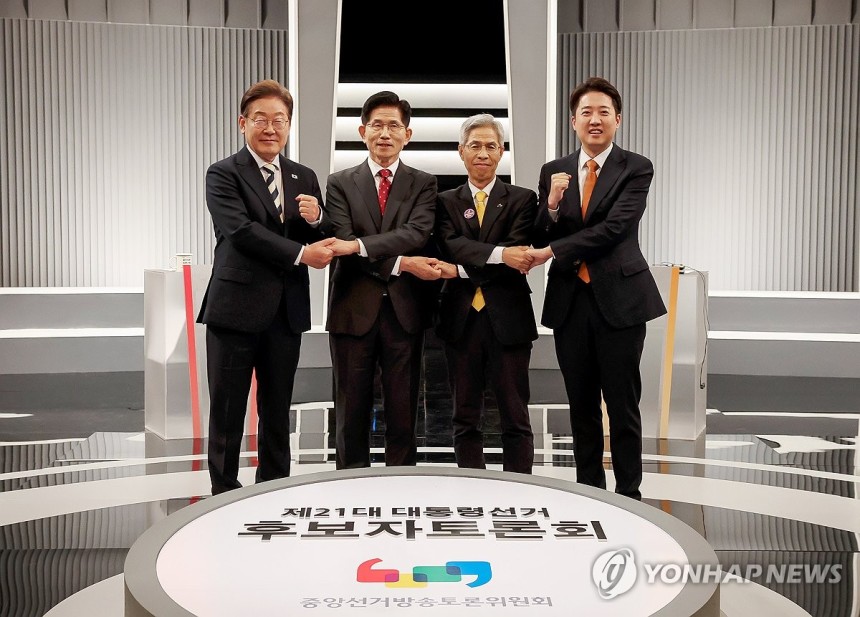대통령 선거 2차 후보자 토론회 기념 촬영
(서울=연합뉴스) 더불어민주당 이재명·국민의힘 김문수·민주노동당 권영국·개혁신당 이준석 대선후보가 23일 서울 영등포구 여의도 KBS 스튜디오에서 열린 제21대 대선 2차 