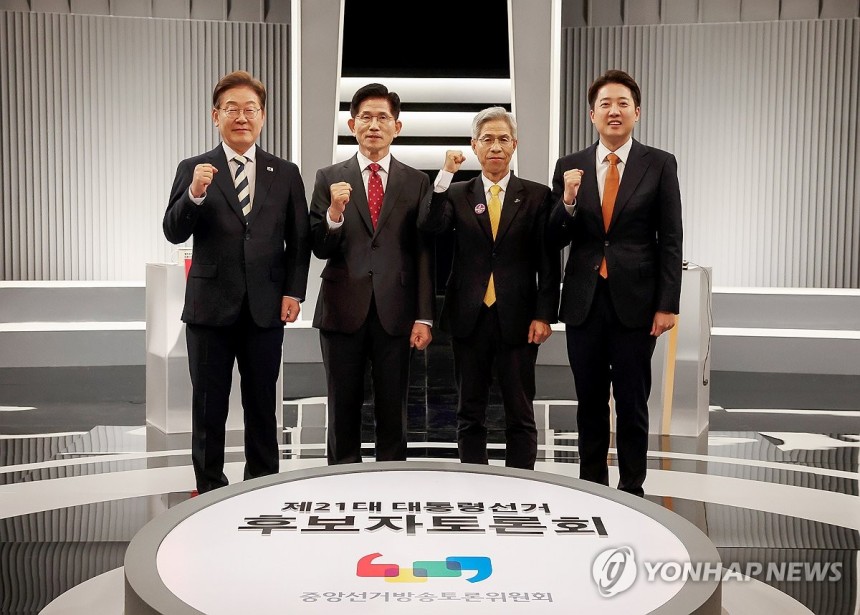 대통령 선거 2차 후보자 토론회 기념 촬영
(서울=연합뉴스) 더불어민주당 이재명·국민의힘 김문수·민주노동당 권영국·개혁신당 이준석 대선후보가 23일 서울 영등포구 여의도 KBS 스튜디오에서 열린 제21대 대선 2차 