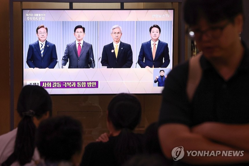 서울역에 생중계되는 대선 2차 후보자 토론회
(서울=연합뉴스) 임화영 기자 = 23일 서울역 대합실 TV로 제21대 대통령선거 2차 후보자 토론회가 생중계되고 있다. 2025.5.23 hwayoung7@yna.co.