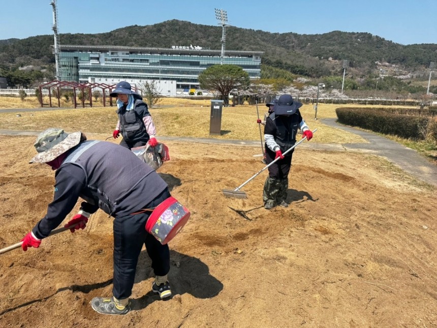 수국밭 가꾸는 노동자들
[민주노총 공공운수노조 한국마사회지부 부경지회. 재판매 및 DB 금지]