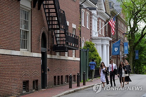 하버드대 캠퍼스 걷는 학생들
(케임브리지&lt;미 매사추세츠주&gt; 로이터=연합뉴스) 2025년 5월 23일 미국 매사추세츠대 케임브리지 소재 하버드대 교내를 학생들이 걷고 있다. 2025.5.24.