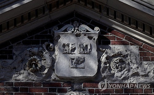 하버드대 표어 '진리'
(케임브리지&lt;미 매사추세츠주&gt; 로이터=연합뉴스 자료사진) 2025년 4월 15일 하버드대 캠퍼스에서 촬영된 '진리'(VERITAS)라는 단어가 적힌 이 대학 상징물의 모습. 2025