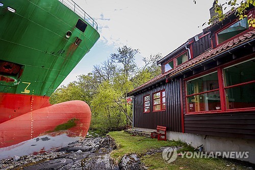 좌초해 주택 앞마당 덮친 컨테이너선
(트론헤임&lt;노르웨이&gt; AP=연합뉴스) 2025년 5월 22일(현지시간) 노르웨이 트론헤임에 있는 요한 헬베르그 씨의 주택 앞마당에 길이가 135ｍ인 컨테이너선 'NCL 