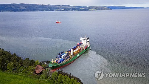 좌초해 주택 앞마당 덮친 컨테이너선
(트론헤임 AP=연합뉴스) 2025년 5월 22일(현지시간) 길이가 135ｍ인 1만1천t 급 컨테이너선 'NCL 살텐'이 좌초해 노르웨이 트론헤임에 있는 요한 헬베르그 씨의 주택 