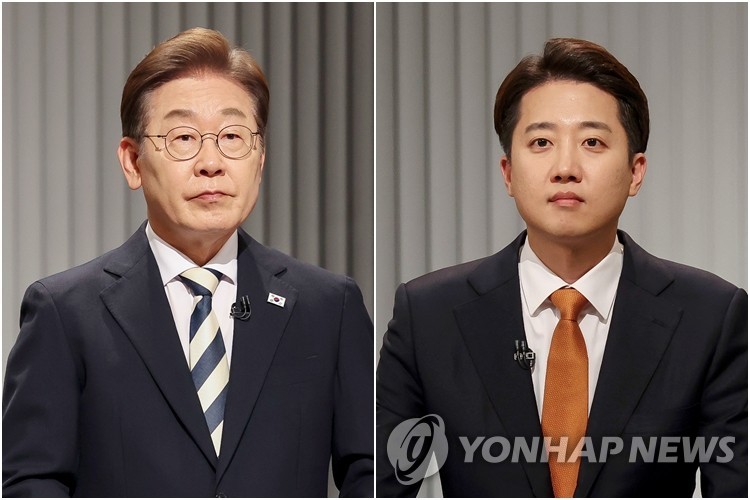 제21대 대선 2차 후보자 토론회 준비하는 이재명-이준석 후보
(서울=연합뉴스) 더불어민주당 이재명(왼쪽)·개혁신당 이준석 대선후보가 23일 서울 여의도 KBS 스튜디오에서 열린 제21대 대선 2차 후보자 토론회를 