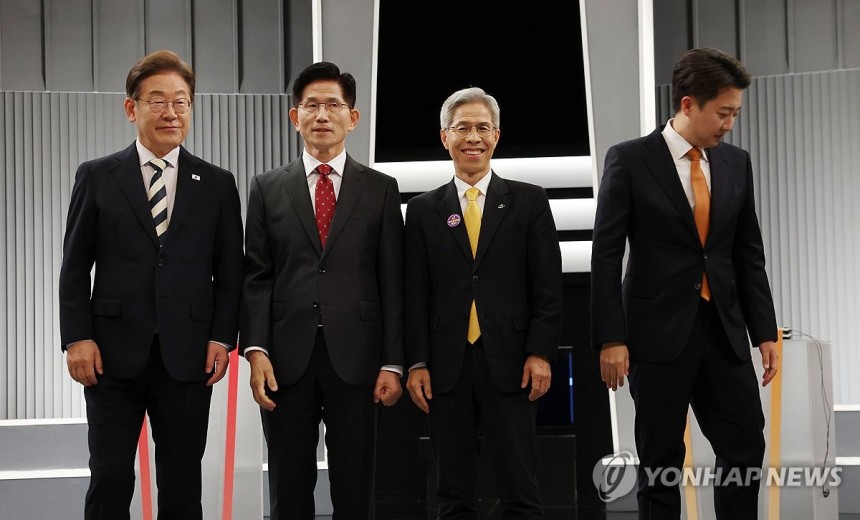대선 2차 후보자 토론회 기념 촬영 마치고
(서울=연합뉴스) 더불어민주당 이재명·국민의힘 김문수·민주노동당 권영국·개혁신당 이준석 대선후보가 23일 서울 영등포구 여의도 KBS 스튜디오에서 열린 제21대 대선 2차 