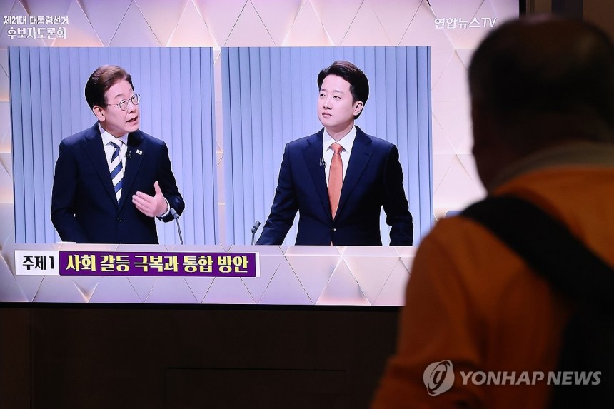 대선 토론 나선 이재명-이준석 후보
(서울=연합뉴스) 임화영 기자 = 23일 서울역 대합실에서 제21대 대통령선거 2차 후보자 토론회가 생중계되고 있다. 2025.5.23 hwayoung7@yna.co.kr