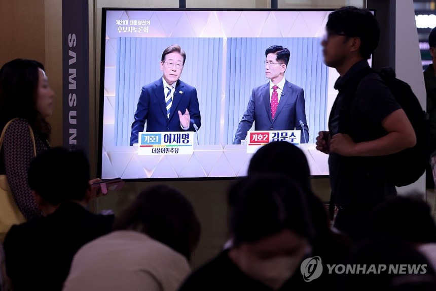 대선 토론 나선 이재명-김문수 후보
(서울=연합뉴스) 임화영 기자 = 23일 서울역 대합실에서 제21대 대통령선거 2차 후보자 토론회가 생중계되고 있다. 2025.5.23 hwayoung7@yna.co.kr
