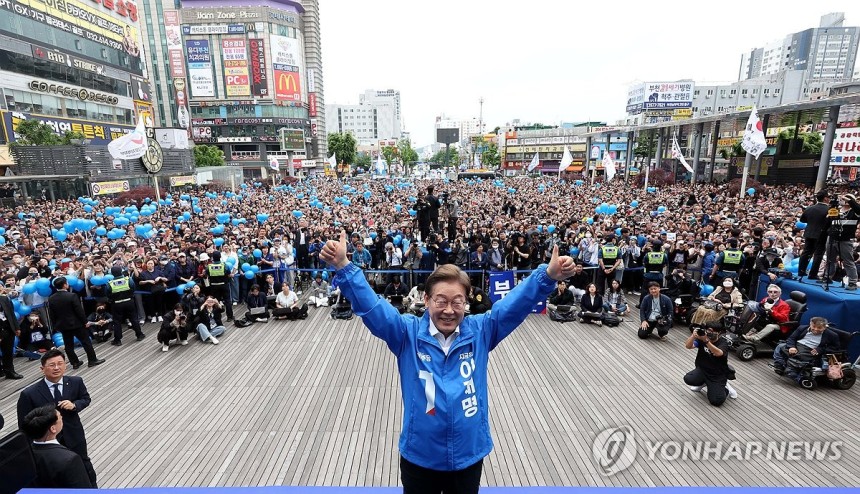 주말 수도권 표심 공략 나선 이재명 후보
(부천=연합뉴스) 김주성 기자 = 더불어민주당 이재명 대선 후보가 24일 경기 부천시 부천역 북부광장에서 열린 유세에서 시민들에게 인사하고 있다. 2025.5.24 [공동취재