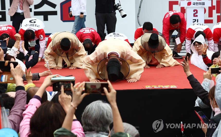 절하는 김문수
(안동=연합뉴스) 박동주 기자 = 국민의힘 김문수 대선 후보가 24일 경북 안동시 웅부공원에서 유세를 하고 있다. 2025.5.24 [공동취재] pdj6635@yna.co.kr