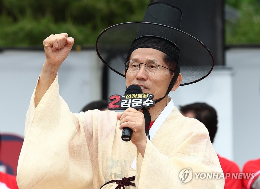 안동 방문한 김문수
(안동=연합뉴스) 박동주 기자 = 국민의힘 김문수 대선 후보가 24일 경북 안동시 웅부공원에서 유세를 하고 있다. 2025.5.24 [공동취재] pdj6635@yna.co.kr