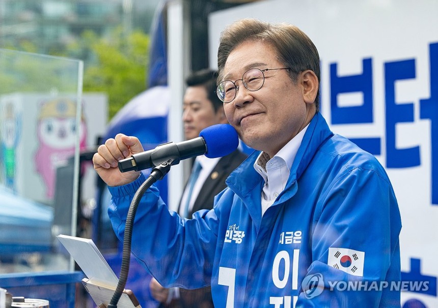 안양 시민들에게 지지 호소하는 이재명 후보
(안양=연합뉴스) 김주성 기자 = 더불어민주당 이재명 대선 후보가 24일 경기 안양시 동안구 평촌중앙공원에서 열린 집중유세에서 시민들에게 지지를 호소하고 있다. 2025.5