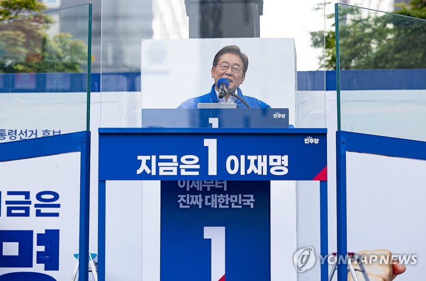 지지 호소하는 이재명 후보
(시흥=연합뉴스) 김주성 기자 = 더불어민주당 이재명 대선 후보가 24일 경기 시흥시 배곧아브뉴프랑센트럴광장에서 열린 유세에서 시민들에게 지지를 호소하고 있다. 2025.5.24 [공동취재