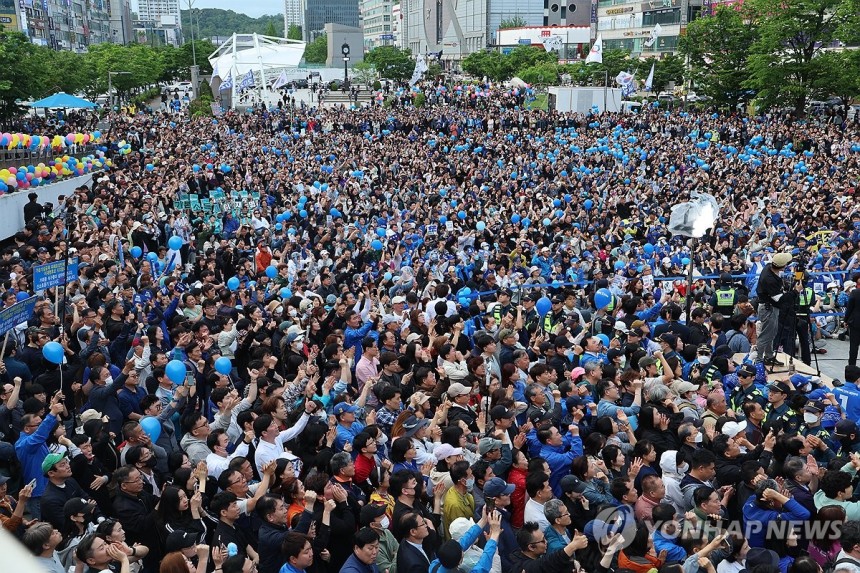 유세장 가득 메운 안산 시민들
(안산=연합뉴스) 김주성 기자 = 더불어민주당 이재명 대선 후보의 유세가 열린 24일 경기 안산시 단원구 안산문화광장에서 유세장을 가득 메운 시민들이 이 후보의 연설을 듣고 있다. 20