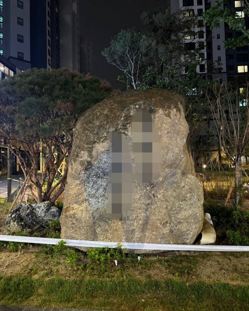 동대문구 이문동 신축아파트에 설치된 조경석
[네이버 카페 '부동산 스터디' 캡처. 재판매 및 DB 금지]