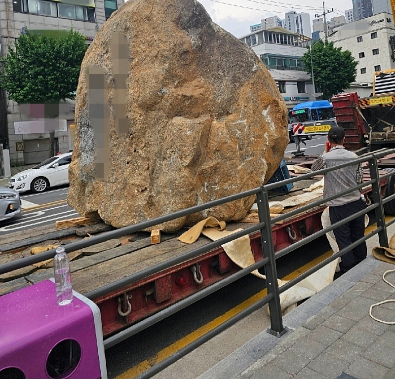 동대문구 이문동 신축아파트에 설치되는 조경석
[네이버 카페 '부동산 스터디' 캡처. 재판매 및 DB 금지]