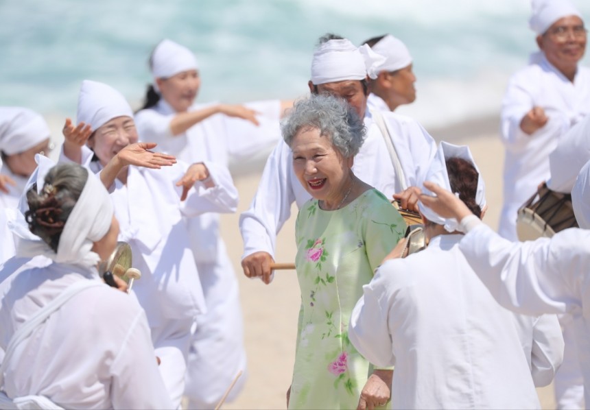 영화 '청명과 곡우 사이'에서 장례식 장면 촬영 중인 배우 박정자
[촬영 류호준]