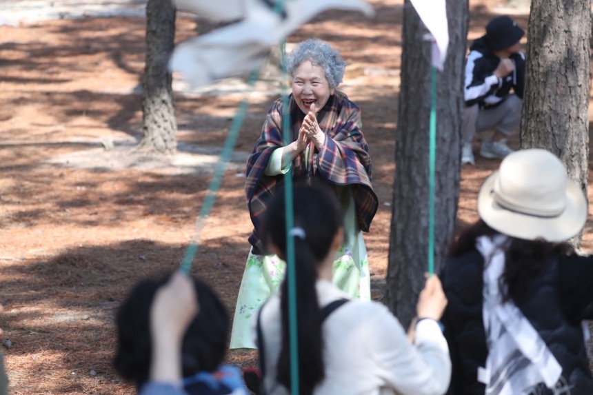 영화 '청명과 곡우 사이'에서 장례식 장면 촬영 중인 배우 박정자
[촬영 류호준]
