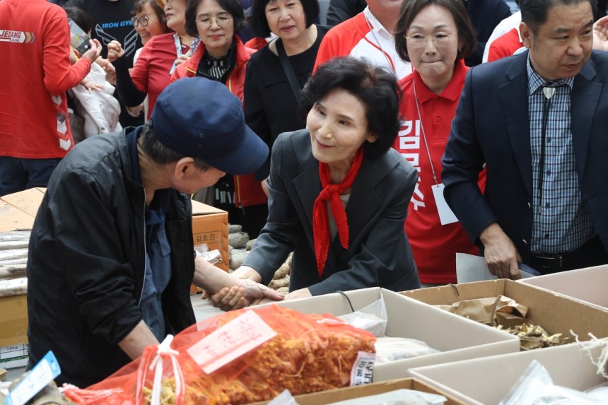경기 평택 통복시장 찾은 설난영 여사
[국민의힘 제공. 재판매 및 DB 금지]