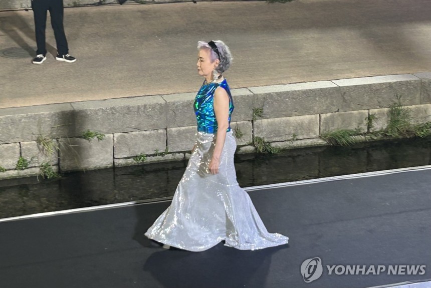 나이가 무색한 '파워 워킹'
(서울=연합뉴스) 김유진 인턴기자 = 지난 22일 오후 서울 종로구 청계천 오간수교 아래 수상무대에서 열린 '청계 라이브 패션쇼'에서 최고령 모델인 장정례(80)씨가 런웨이를 걷고 있다.